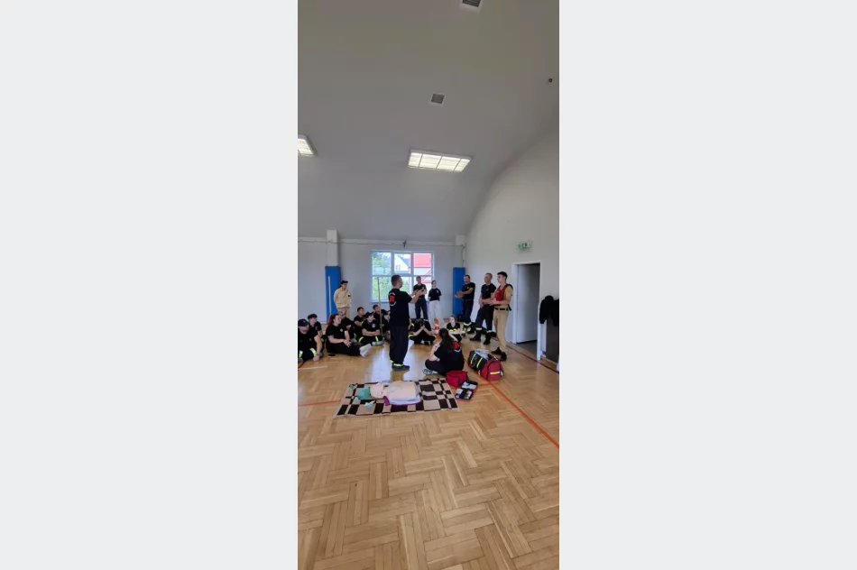 Wakacyjna wizyta młodzieży w limanowskiej straży pożarnej - zdjęcie 10