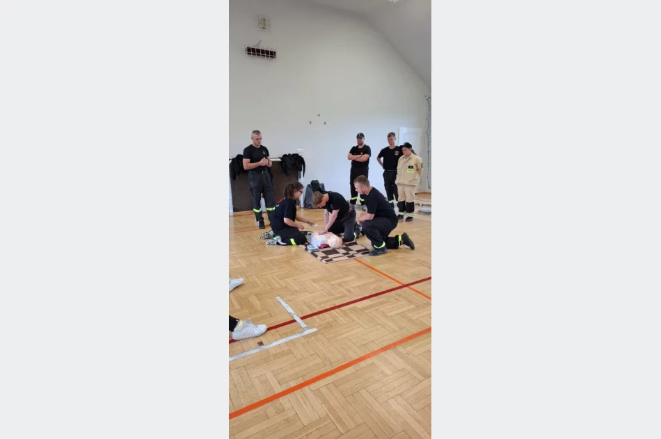 Wakacyjna wizyta młodzieży w limanowskiej straży pożarnej - zdjęcie 14