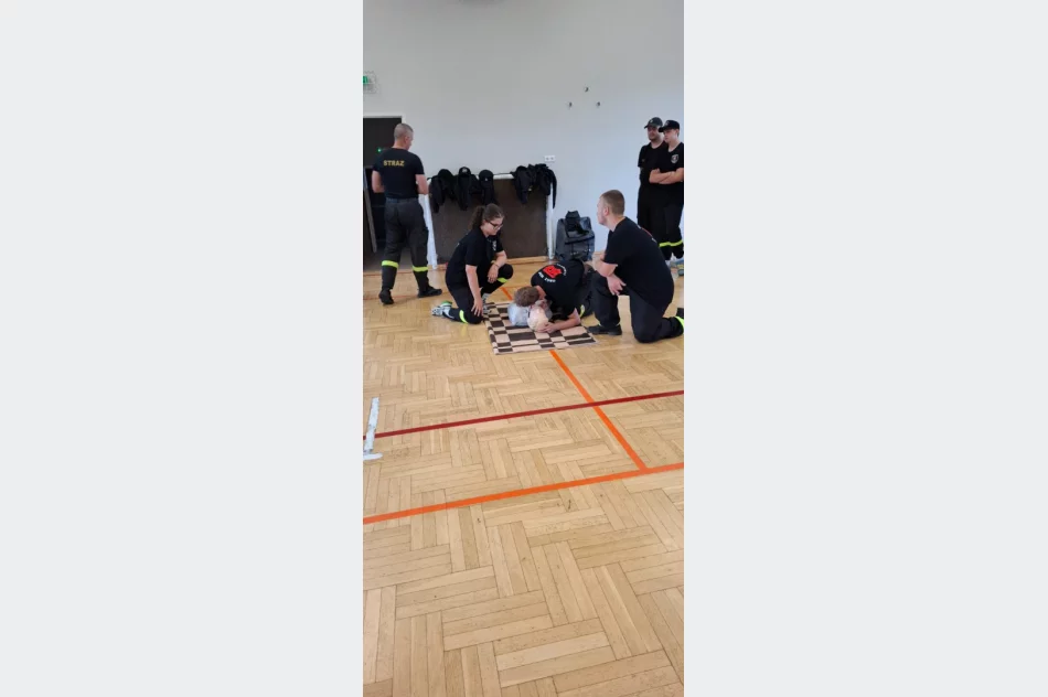 Wakacyjna wizyta młodzieży w limanowskiej straży pożarnej - zdjęcie 16