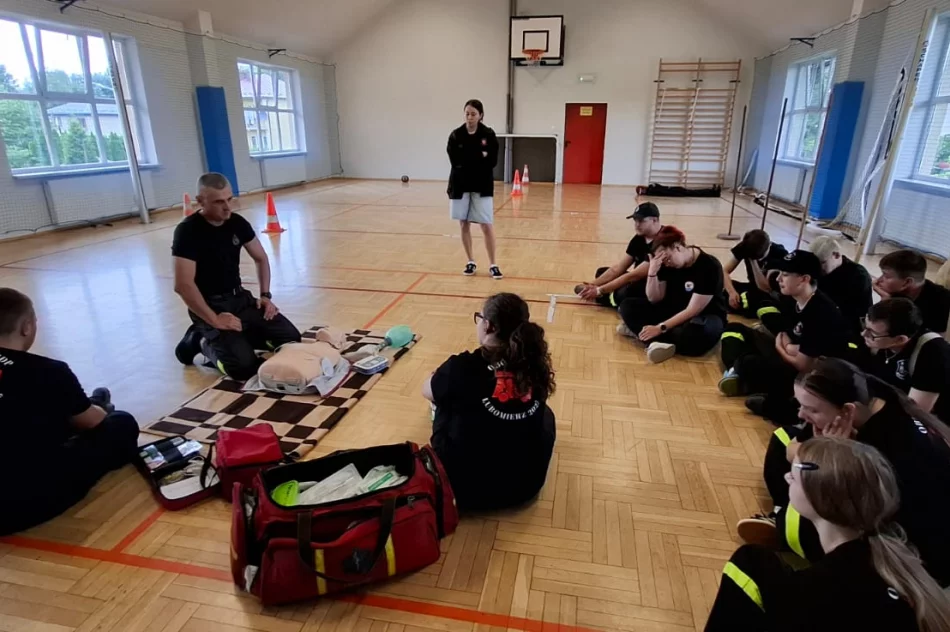 Wakacyjna wizyta młodzieży w limanowskiej straży pożarnej - zdjęcie 18