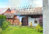 Pożar budynku po uderzeniu pioruna - zdjęcie główne