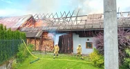 Pożar budynku po uderzeniu pioruna - zdjęcie 2