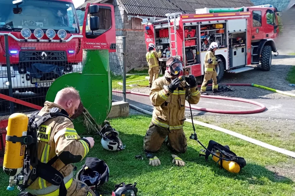 Pożar budynku po uderzeniu pioruna - zdjęcie 3