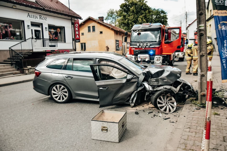 Samochód uderzył w słup energetyczny - zdjęcie 2