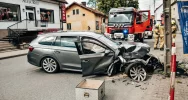 Samochód uderzył w słup energetyczny - zdjęcie 2