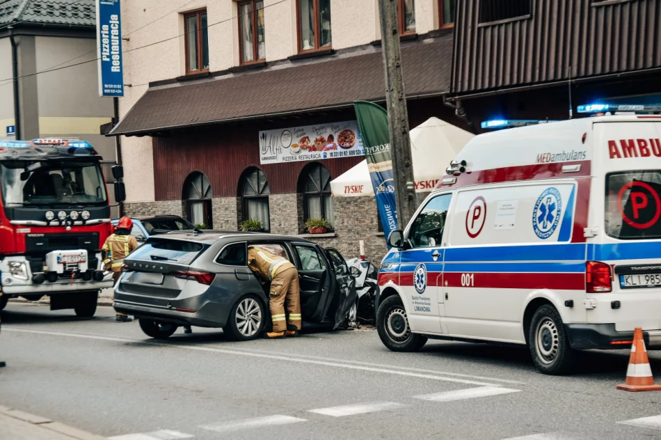 Samochód uderzył w słup energetyczny - zdjęcie 3