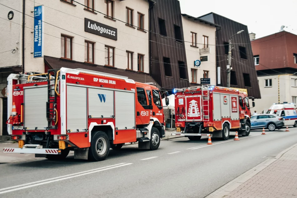 Samochód uderzył w słup energetyczny - zdjęcie 5