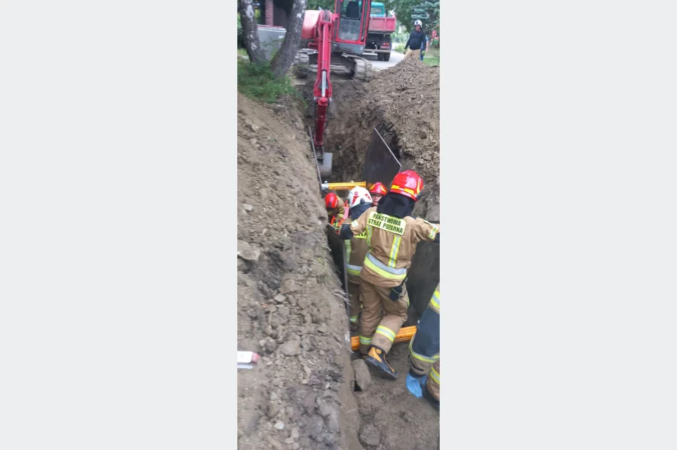 Mężczyzna przysypany ziemią podczas prac w wykopie - zdjęcie 2