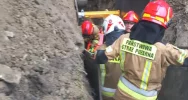 Mężczyzna przysypany ziemią podczas prac w wykopie - zdjęcie 2