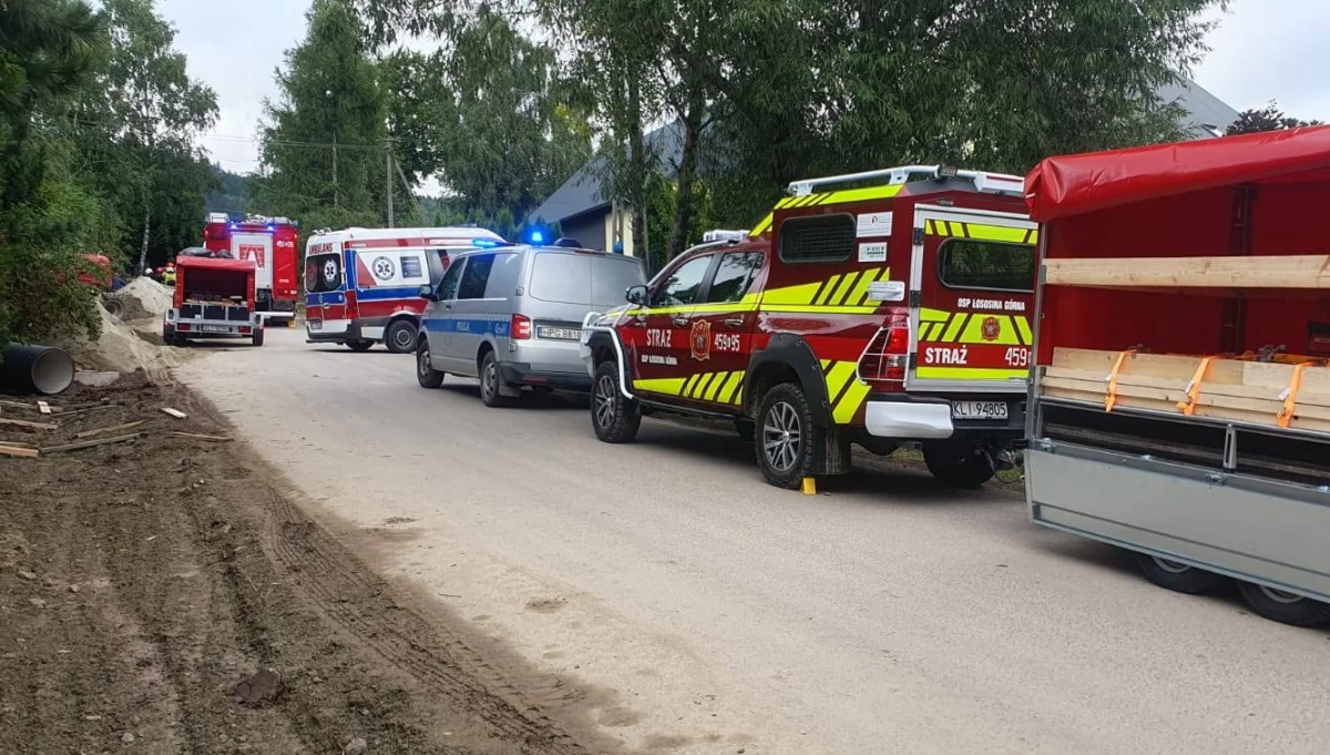 Mężczyzna przysypany podczas prac w wykopie/fot.: OSP Łososina Górna