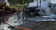 Pożar przyczepy ciężarówki na drodze wojewódzkiej - zdjęcie 2