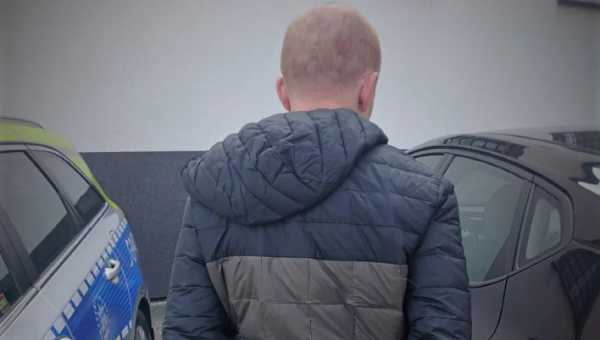 Zgłosił się w innej sprawie. Był... poszukiwany, więc został zatrzymany