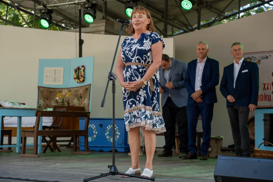 W Parku Miejskim odbył się XXIV Powiatowy Przegląd Dorobku Artystycznego i Kulinarnego Kół Gospodyń Wiejskich - zdjęcie 4