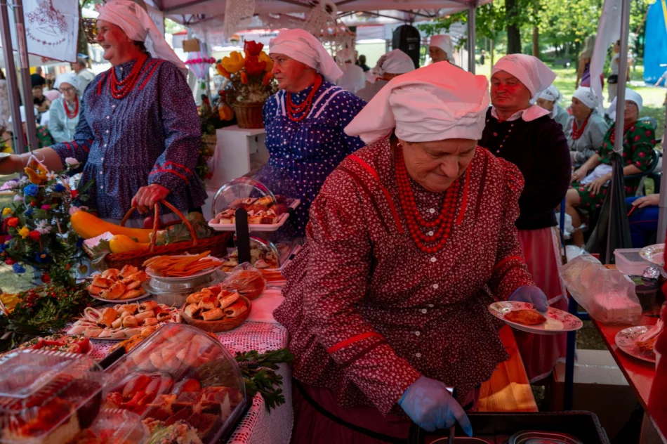 W Parku Miejskim odbył się XXIV Powiatowy Przegląd Dorobku Artystycznego i Kulinarnego Kół Gospodyń Wiejskich - zdjęcie 5