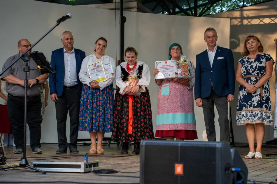 W Parku Miejskim odbył się XXIV Powiatowy Przegląd Dorobku Artystycznego i Kulinarnego Kół Gospodyń Wiejskich - zdjęcie 8
