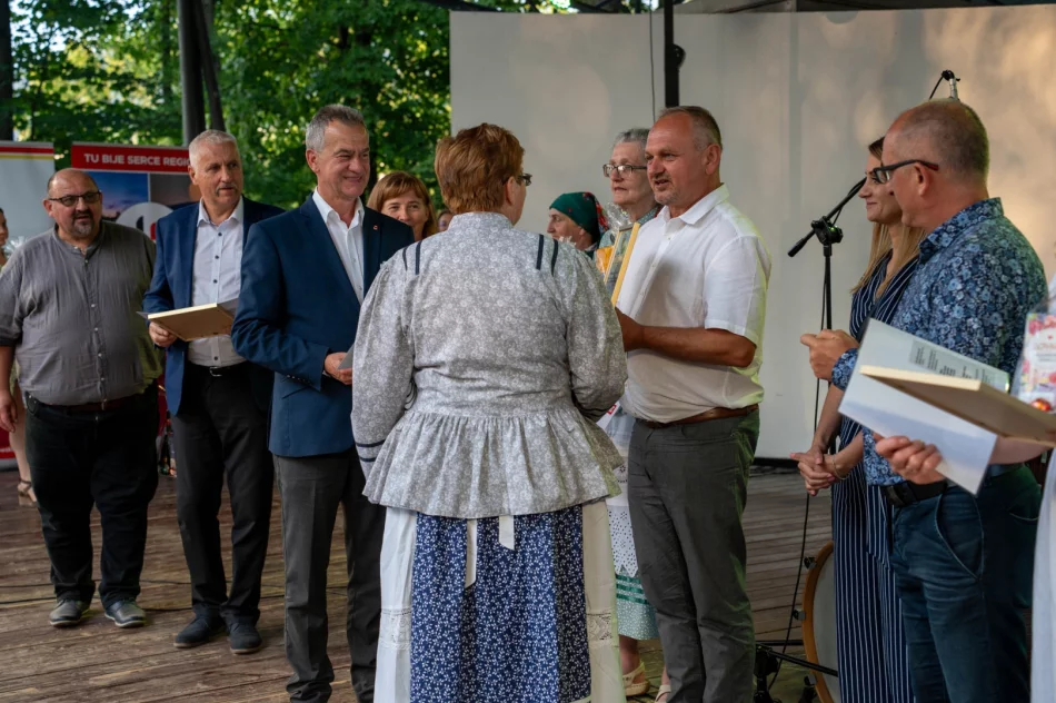 W Parku Miejskim odbył się XXIV Powiatowy Przegląd Dorobku Artystycznego i Kulinarnego Kół Gospodyń Wiejskich - zdjęcie 11
