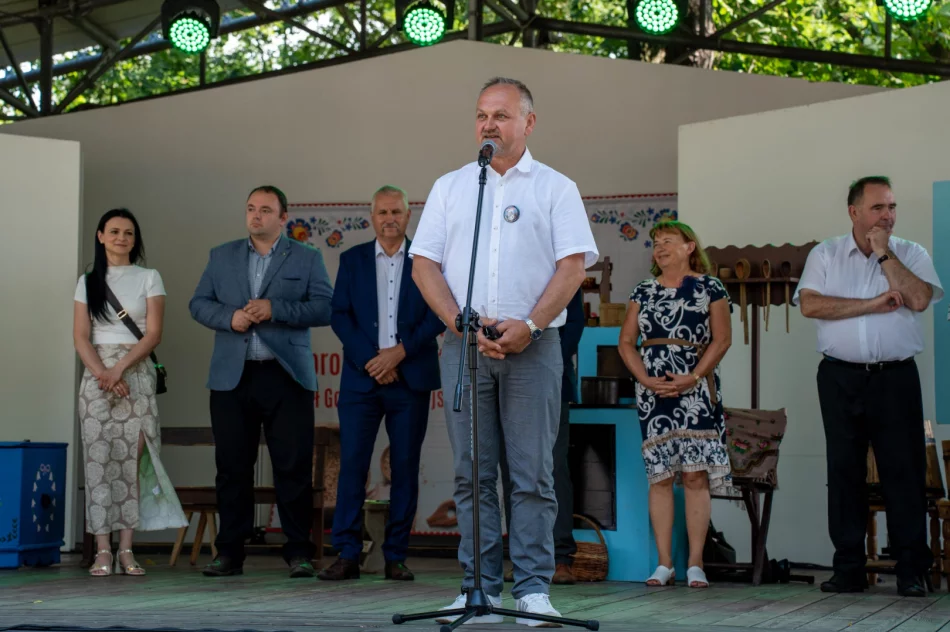 W Parku Miejskim odbył się XXIV Powiatowy Przegląd Dorobku Artystycznego i Kulinarnego Kół Gospodyń Wiejskich - zdjęcie 12