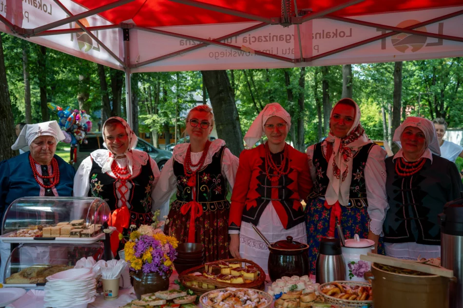 W Parku Miejskim odbył się XXIV Powiatowy Przegląd Dorobku Artystycznego i Kulinarnego Kół Gospodyń Wiejskich - zdjęcie 18