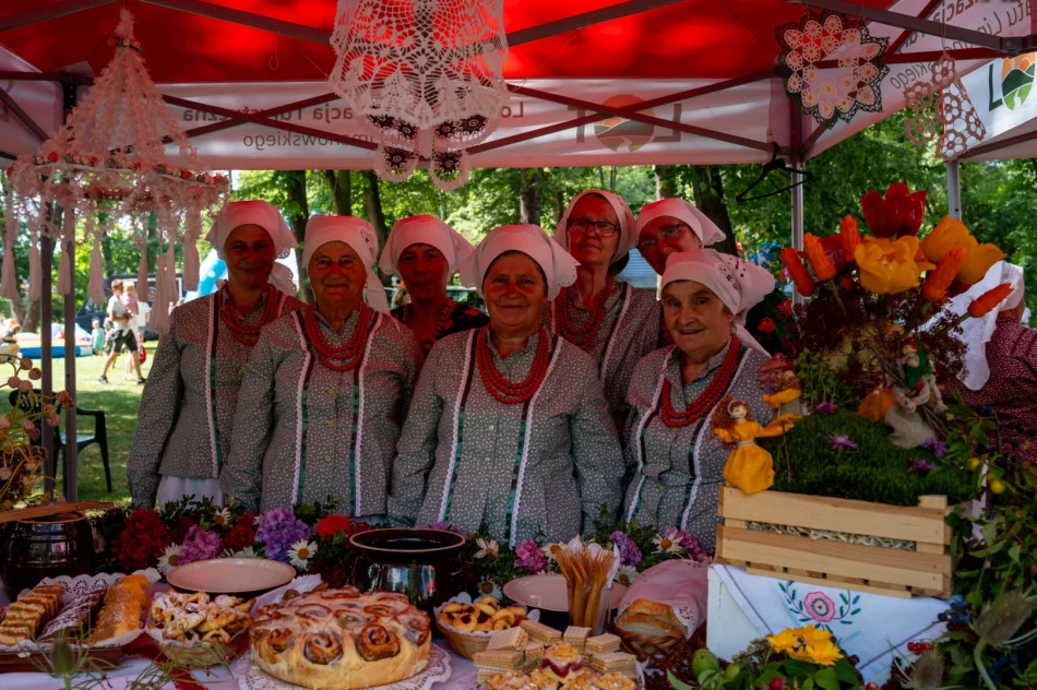 W Parku Miejskim odbył się XXIV Powiatowy Przegląd Dorobku Artystycznego i Kulinarnego Kół Gospodyń Wiejskich - zdjęcie 19