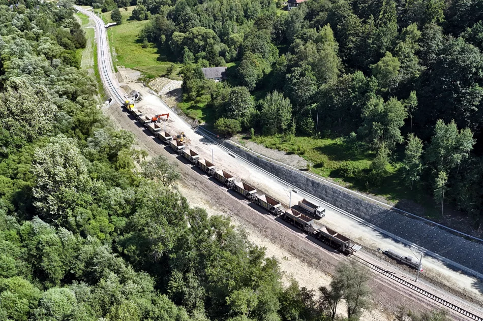 Pierwsze pociągi na zmodernizowanym odcinku linii kolejowej  - zdjęcie 4
