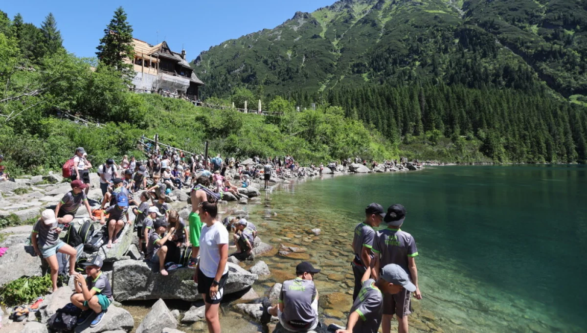 Tatry oblężone przez turystów – kolejki pod szczytami
