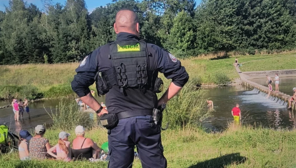 Policjanci kontrolują rejony rzek i kąpielisk/fot.: KPP Limanowa