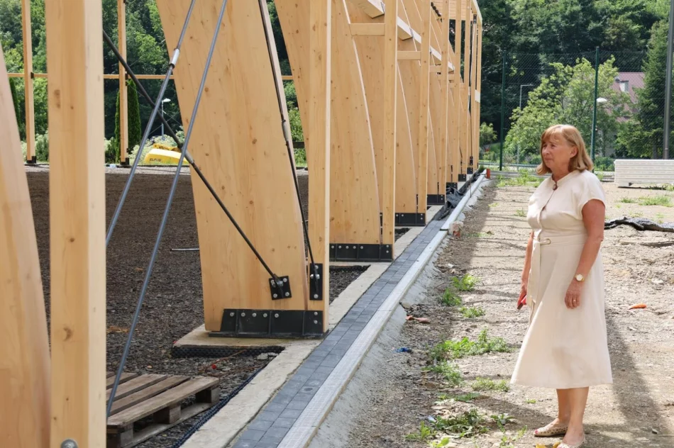Zadaszenie boiska nabiera kształtów - zdjęcie 6