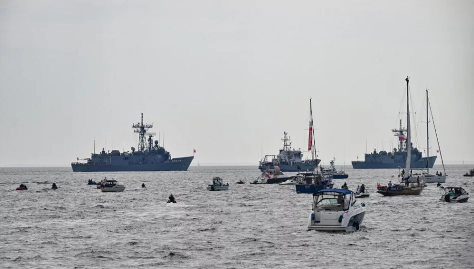 Wojskowa defilada po raz pierwszy na lądzie, morzu i w powietrzu - zdjęcie 1