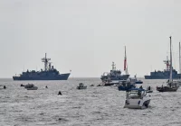 Wojskowa defilada po raz pierwszy na lądzie, morzu i w powietrzu - zdjęcie główne