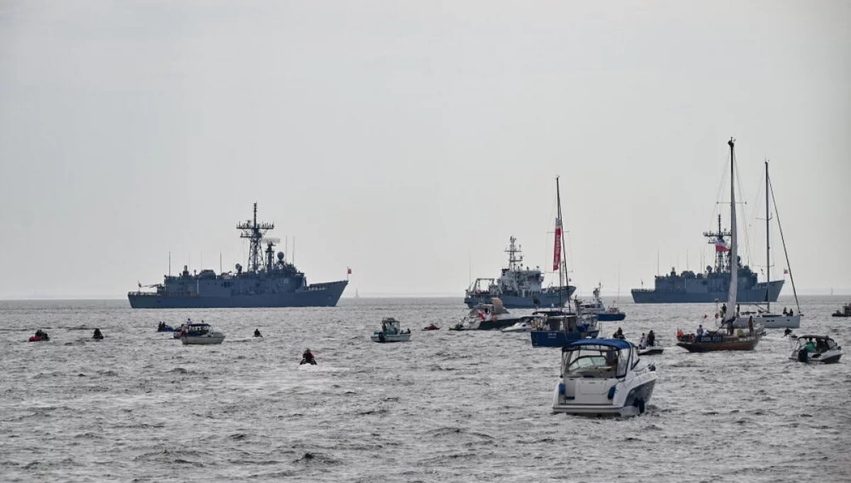 Wojskowa defilada po raz pierwszy na lądzie, morzu i w powietrzu