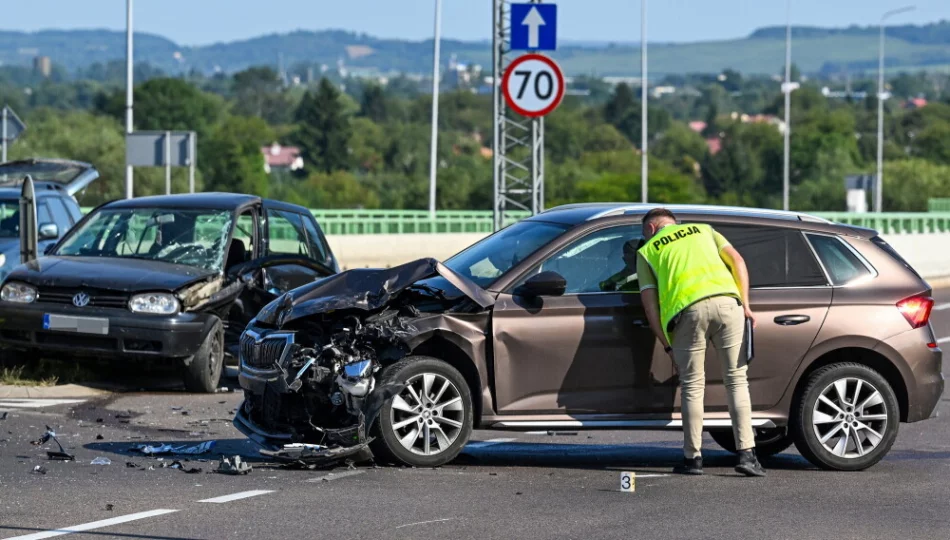 ​W pierwszy dzień długiego weekendu na drogach zginęło 21 osób - zdjęcie 1
