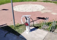 Zamontowano dwie stacje naprawy rowerów - zdjęcie główne
