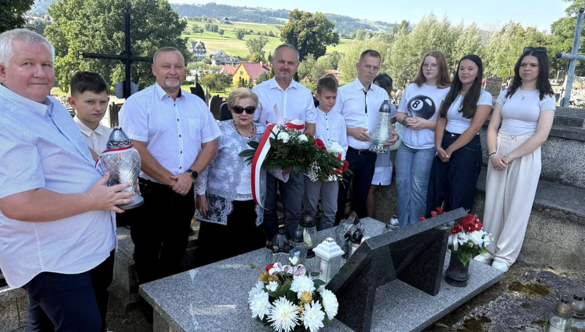 Upamiętnienie porucznika Janka Wróbla nad grobem w Męcinie