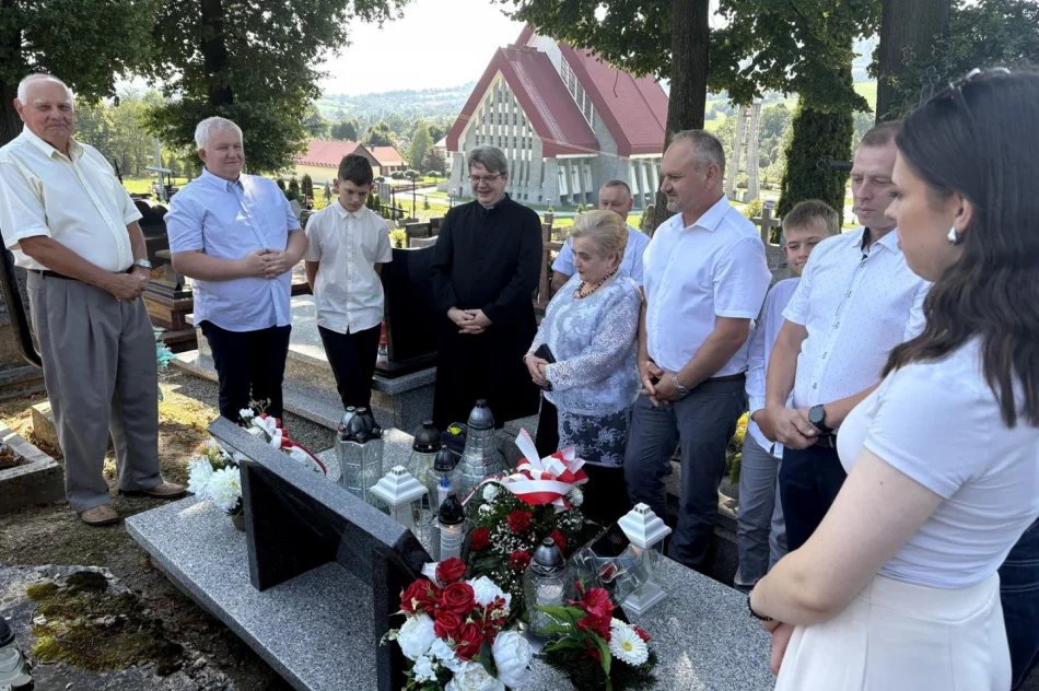 Upamiętnienie porucznika Janka Wróbla nad grobem w Męcinie - zdjęcie 3