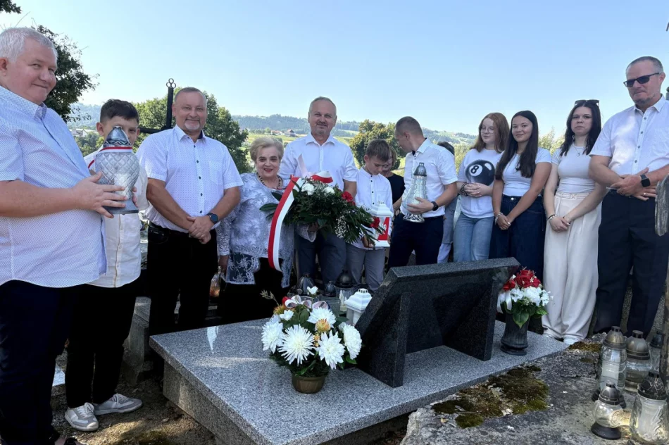 Upamiętnienie porucznika Janka Wróbla nad grobem w Męcinie - zdjęcie 7
