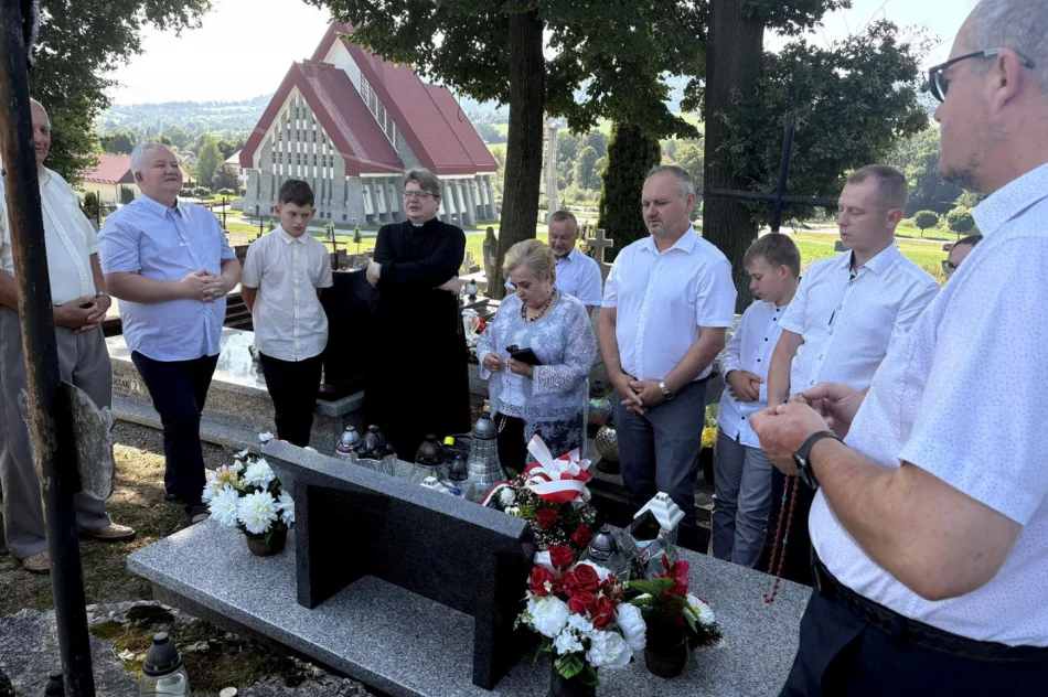 Upamiętnienie porucznika Janka Wróbla nad grobem w Męcinie - zdjęcie 12