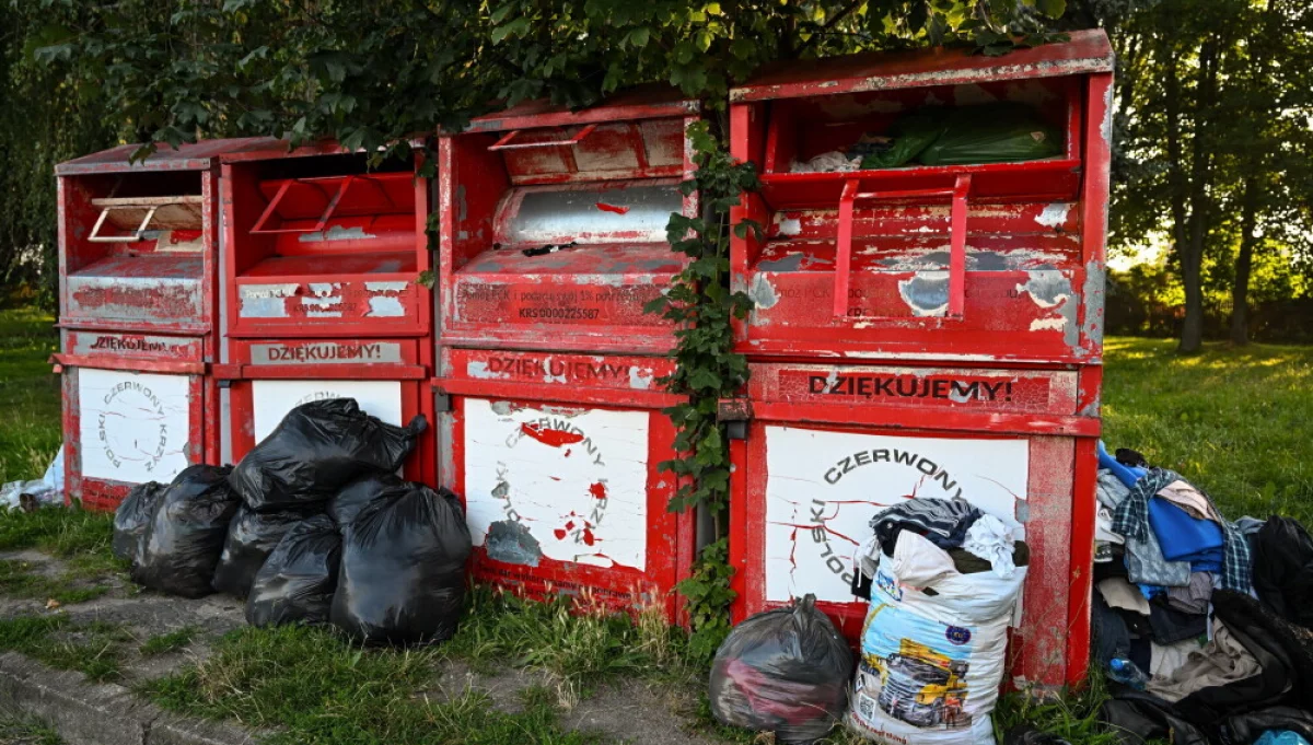 Koniec kontenerów na odzież PCK: wspólna działalność stała się nieopłacalna