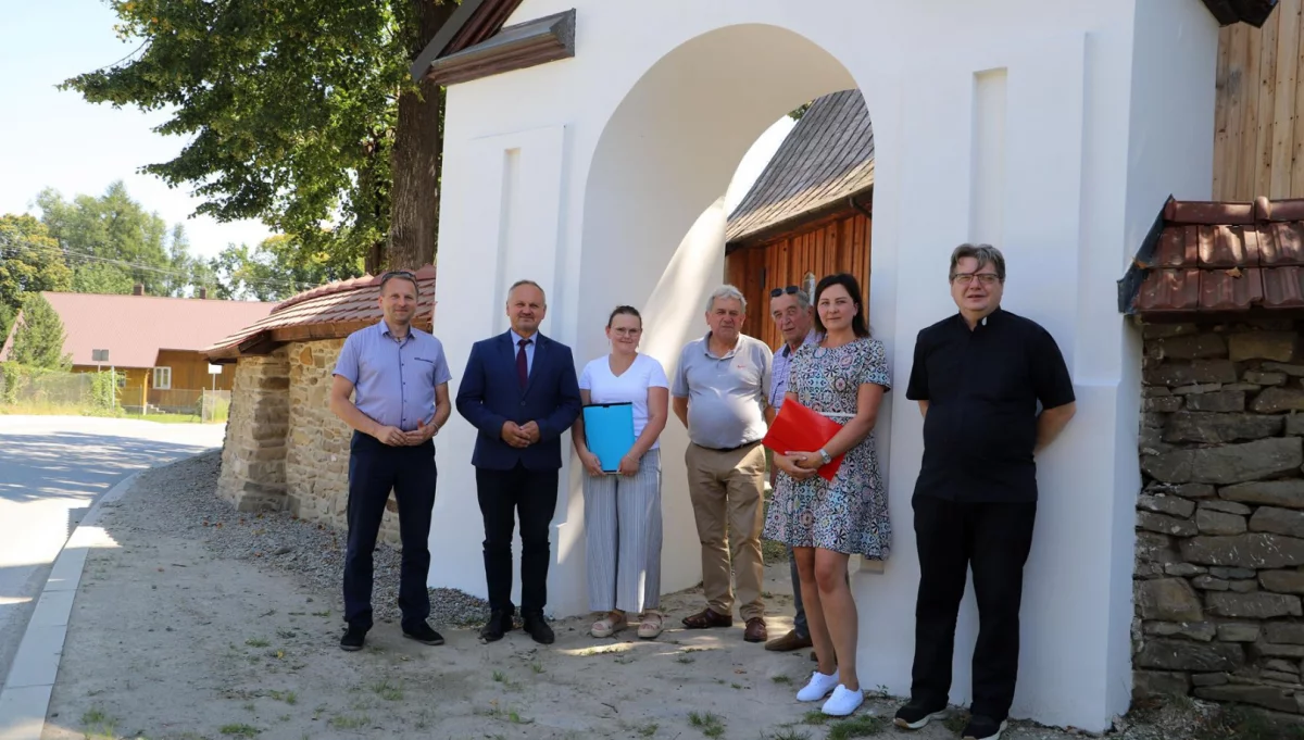Remonty murów przy zabytkowych kościołach w Męcinie i Pisarzowej zakończone