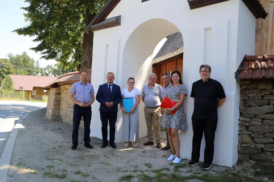 Remonty murów przy zabytkowych kościołach w Męcinie i Pisarzowej zakończone - zdjęcie 2