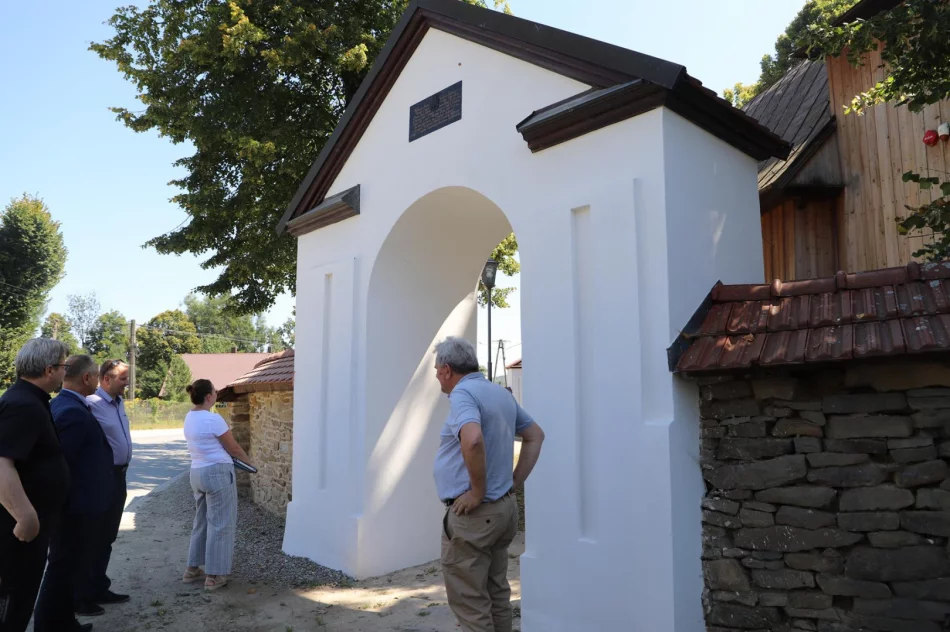 Remonty murów przy zabytkowych kościołach w Męcinie i Pisarzowej zakończone - zdjęcie 6