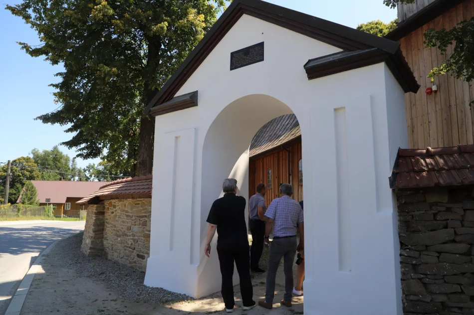 Remonty murów przy zabytkowych kościołach w Męcinie i Pisarzowej zakończone - zdjęcie 9