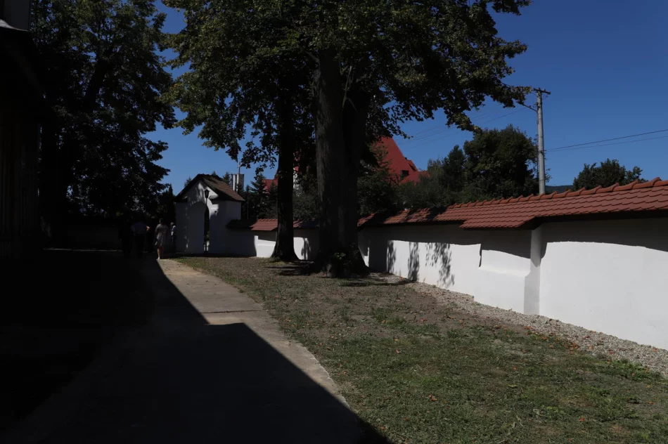 Remonty murów przy zabytkowych kościołach w Męcinie i Pisarzowej zakończone - zdjęcie 17