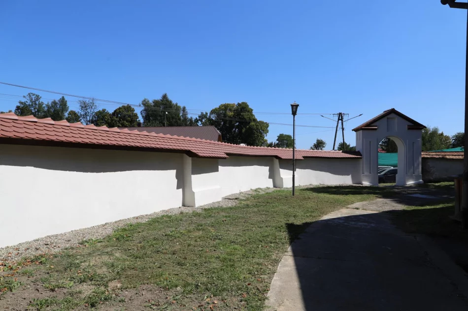 Remonty murów przy zabytkowych kościołach w Męcinie i Pisarzowej zakończone - zdjęcie 18