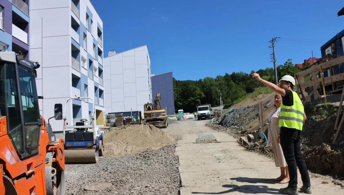 Wizyta Burmistrz Limanowej na placu budowy powstających bloków przy ul. Bednarczyka