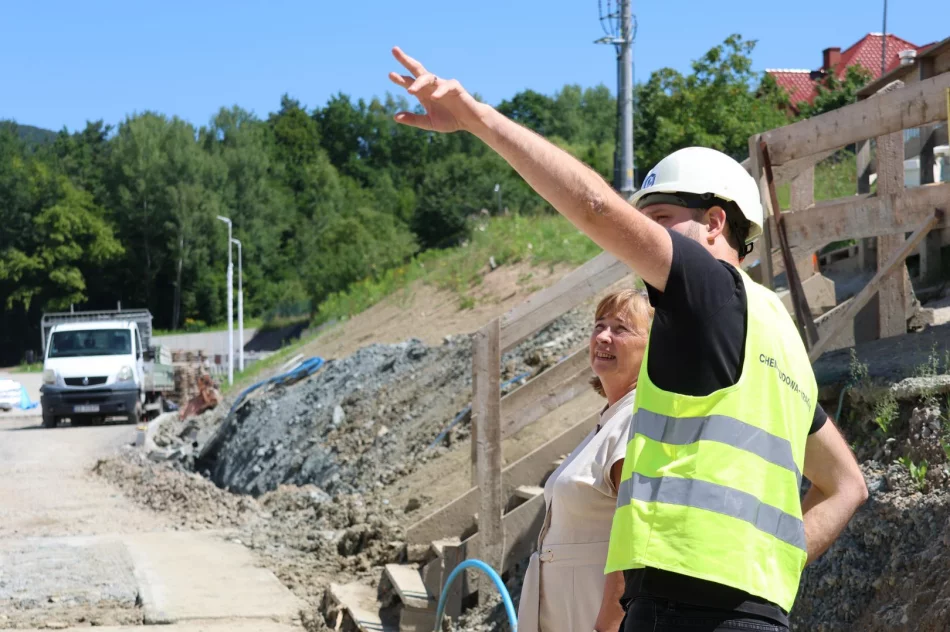 Wizyta Burmistrz Limanowej na placu budowy powstających bloków przy ul. Bednarczyka - zdjęcie 6