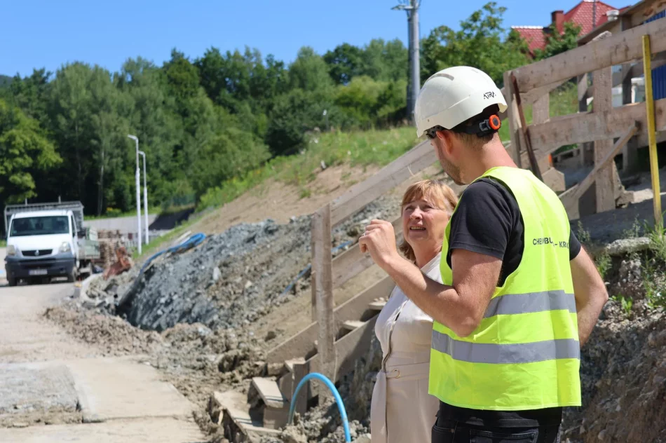 Wizyta Burmistrz Limanowej na placu budowy powstających bloków przy ul. Bednarczyka - zdjęcie 7