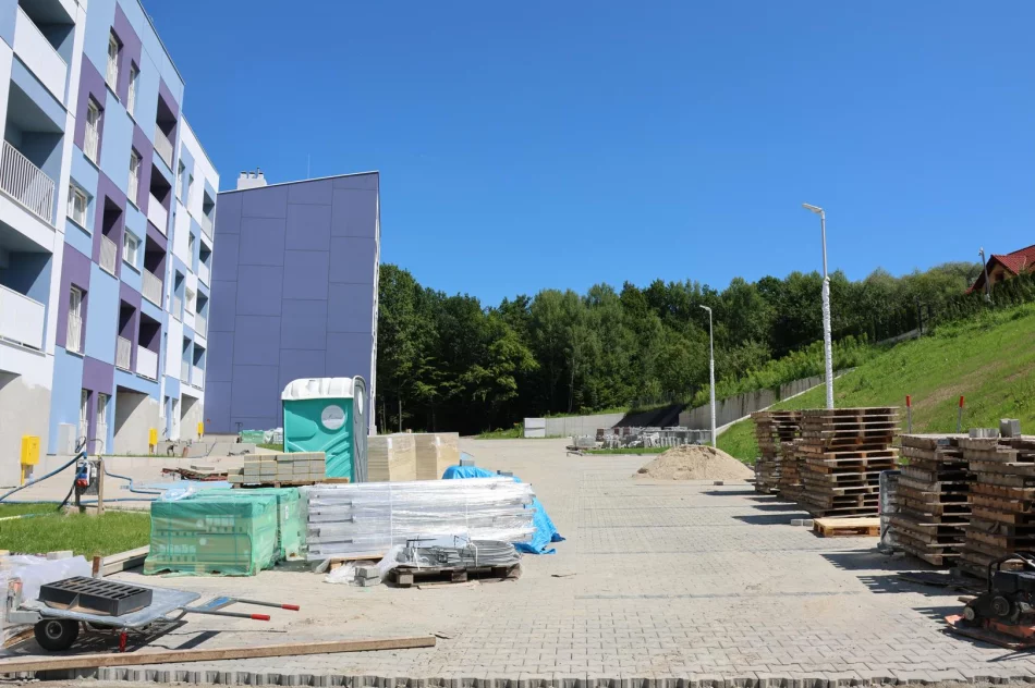 Wizyta Burmistrz Limanowej na placu budowy powstających bloków przy ul. Bednarczyka - zdjęcie 12