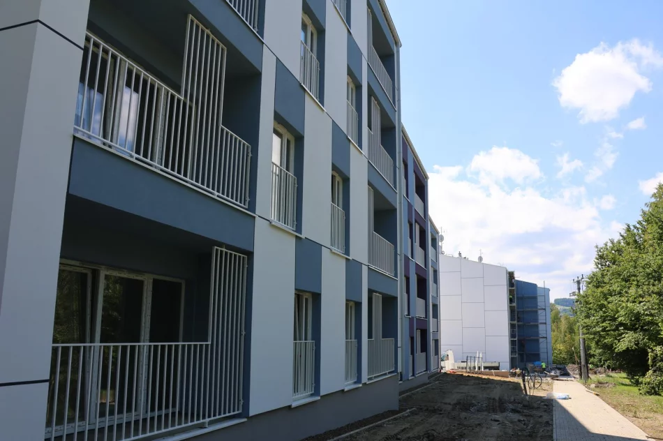 Wizyta Burmistrz Limanowej na placu budowy powstających bloków przy ul. Bednarczyka - zdjęcie 20