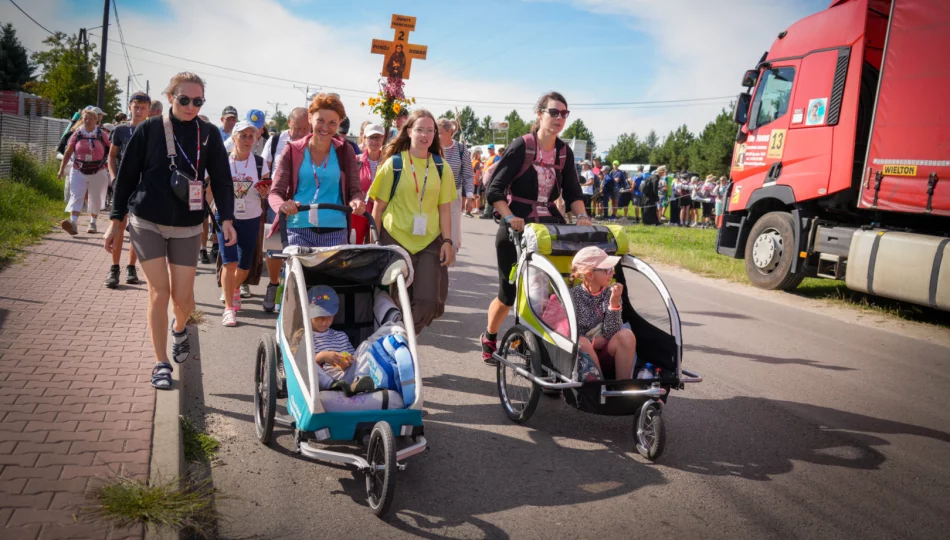 Szósty dzień pielgrzymki: modlitwa za kapłanów i spotkanie z biskupem - zdjęcie 1