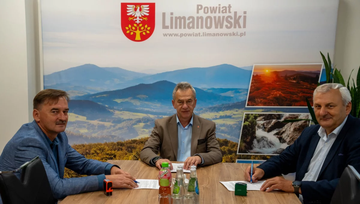 Podpisanie umowy z wykonawcą/fot.: Starostwo Powiatowe w Limanowej
